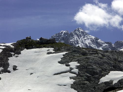 Simohy chata nadohled. V pozad se ty Dachstein.